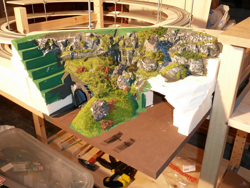 166 Tunneleinfahrt.JPG - Mit Wandfarbe grundiert bzw. die Felsen hervorgehoben. Abschließend mit vielerlei Streu begrünt